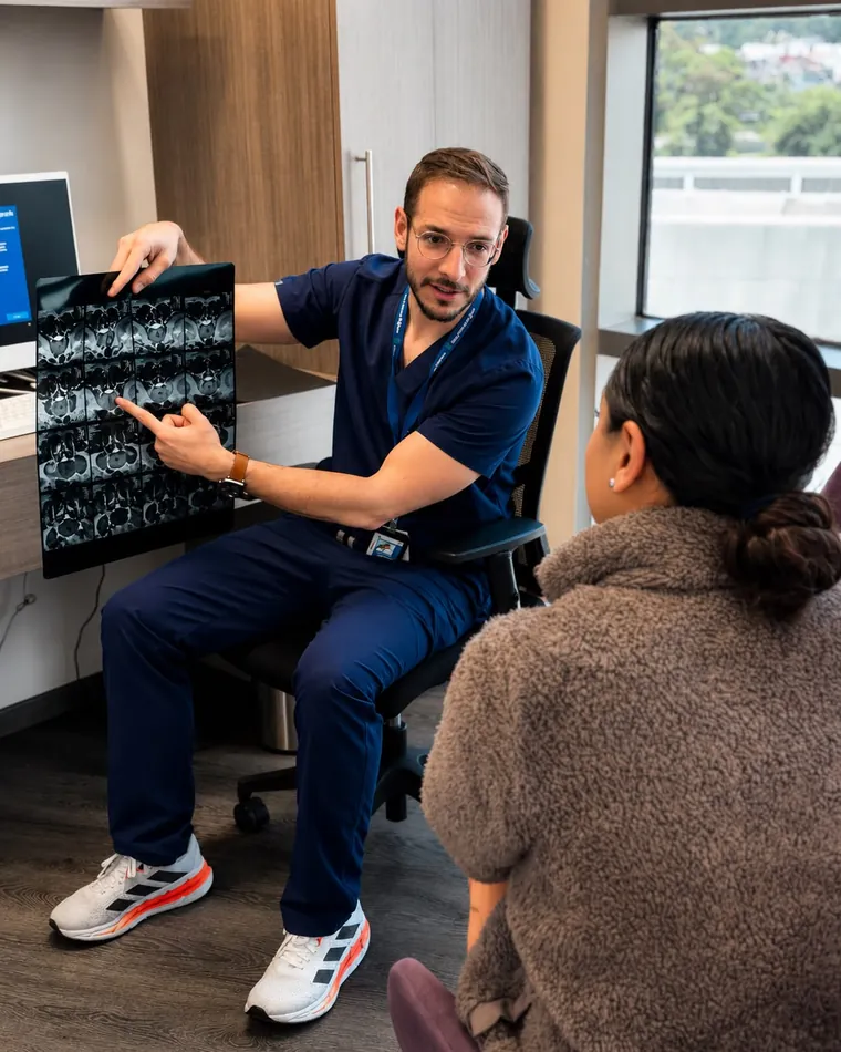 El Dr. Morán explicando resultados de pólipos en el colon a una paciente