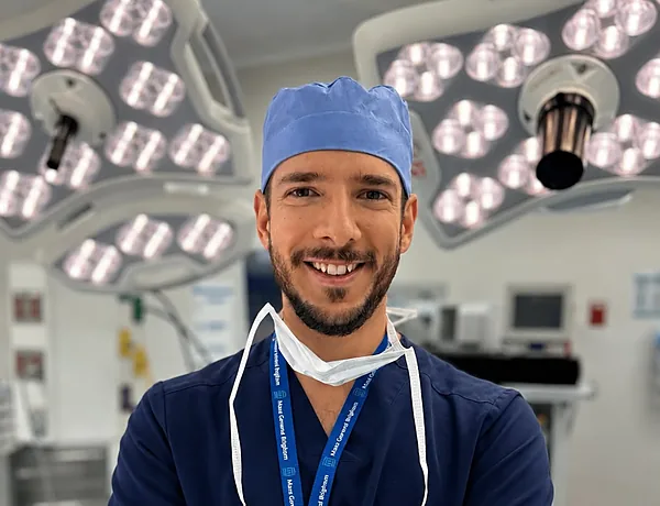 Dr. Héctor Morán en quirófano — recuperación tras la cirugía de fístula anal